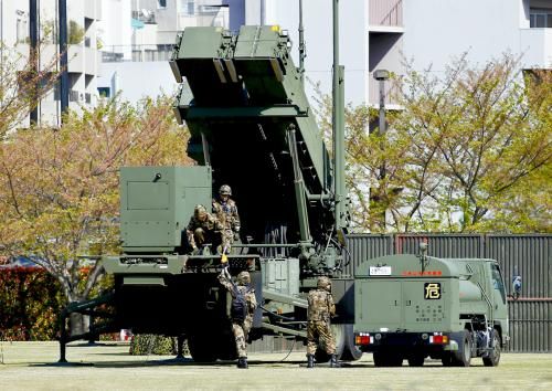 9日，日本自衛(wèi)隊(duì)為應(yīng)對(duì)朝鮮導(dǎo)彈威脅，在東京防衛(wèi)省總部設(shè)置“愛國(guó)者3”型導(dǎo)彈發(fā)射裝置。