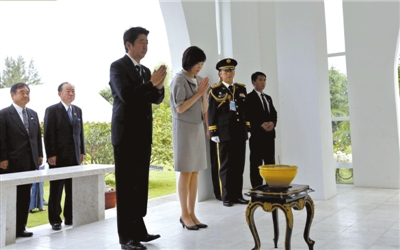 25日，緬甸仰光，安倍偕妻子參拜“二戰(zhàn)陣亡日軍墓”。圖/CFP