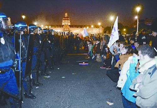 26日，法國反同性戀者與警察形成對峙之勢。