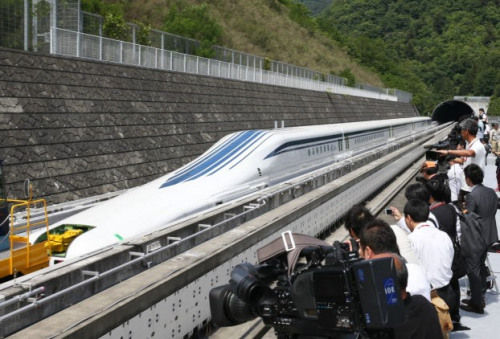 日本最新型磁懸浮列車登場，時速為500公里。