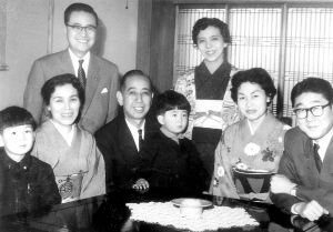 安倍家族推進(jìn)日本修憲半個(gè)多世紀(jì),圖中間為安倍坐在外公岸信介膝上,右一為安倍父親安倍晉太郎,右三為安倍母親安倍洋子。