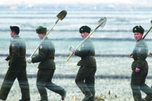 朝軍士兵前往田地支援地方建設(shè)。