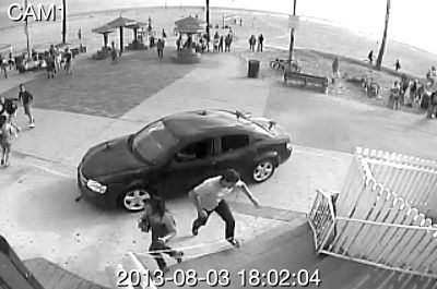 監(jiān)控錄像截屏圖：3日，美國洛杉磯市，一輛汽車沖進(jìn)威尼斯海灘棧道上的人群。圖/東方IC