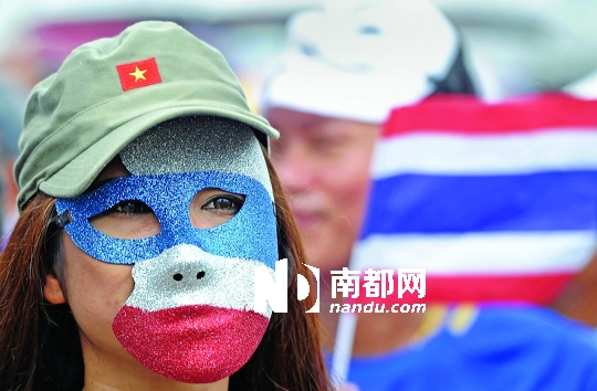 4日，一名泰國反政府人士頭戴面具在首都曼谷參加集會。