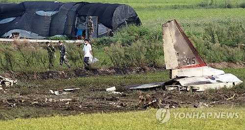 當?shù)貢r間28日下午2時8分許，韓國一架空軍教練機T-50在全羅南道光州市西區(qū)細荷洞農(nóng)田墜毀。