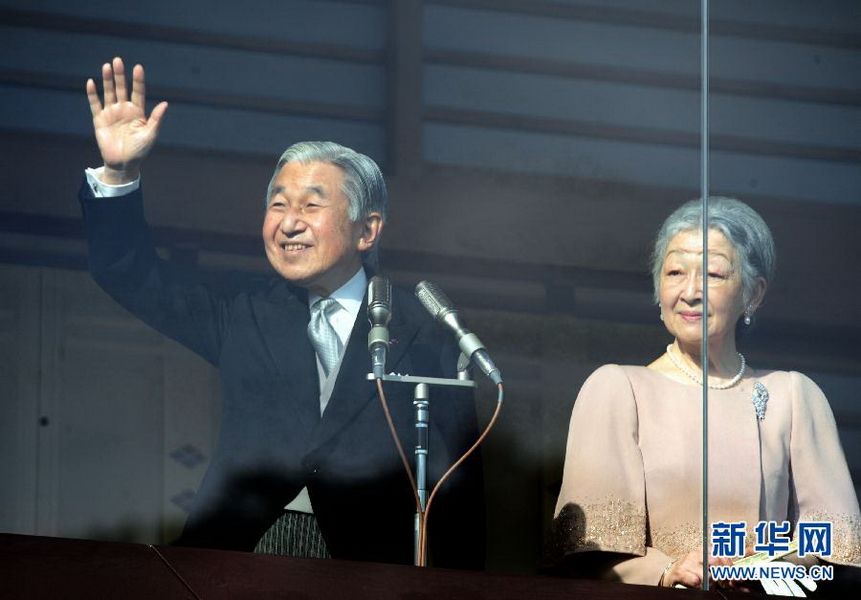 當(dāng)?shù)貢r(shí)間12月23日，在位于日本東京的皇宮，日本明仁天皇向民眾致意。