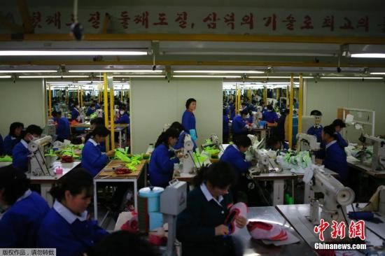 當(dāng)?shù)貢r間12月19日，開城工業(yè)園區(qū)，朝鮮工人在工廠工作。