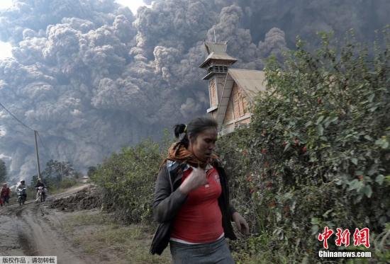 當(dāng)?shù)貢r間2月1日，印尼錫納朋火山持續(xù)噴發(fā)。