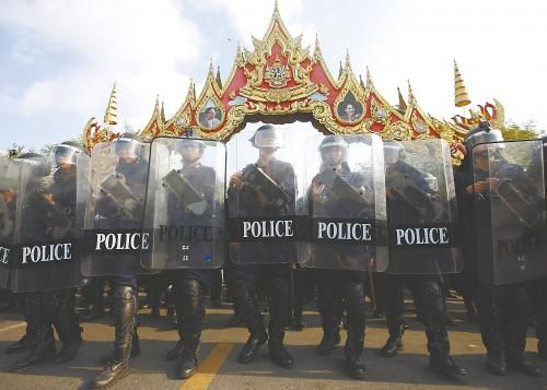 14日在泰國曼谷，政府出動數(shù)千名防暴警察，以奪回政府大樓和其他 泰數(shù)千防暴警察和平清場 被示威者占領(lǐng)的區(qū)域。