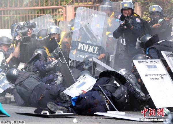 當(dāng)?shù)貢r(shí)間2月18日，泰國(guó)曼谷警方與示威者發(fā)生沖突。