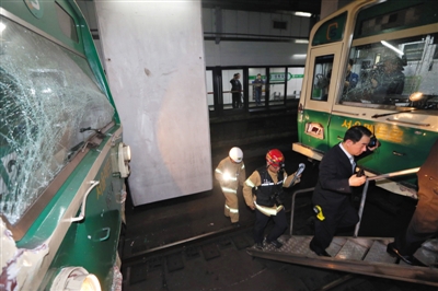 5月2日，韓國首爾，首爾2號線地鐵去往蠶室方向的一趟列車在上往十里站撞上了一趟?？吭谡緝?nèi)的列車。