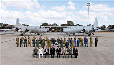 4月29日，參與搜尋馬航失聯(lián)客機(jī)的多國(guó)軍人和軍機(jī)在珀斯皮爾斯空軍基地合影。5月1日，馬航宣布搜尋進(jìn)入新階段，重點(diǎn)將借助不同技術(shù)擴(kuò)大海底搜尋。