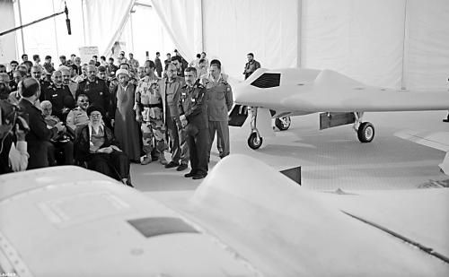 　哈梅內(nèi)伊（中）11日參觀伊朗版RQ-170無人機(jī)。