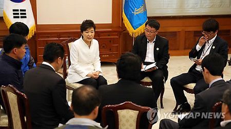 16日下午，樸槿惠接見(jiàn)“世越”號(hào)客輪遇難者家屬，并在家屬面前親自道歉。（韓聯(lián)社）