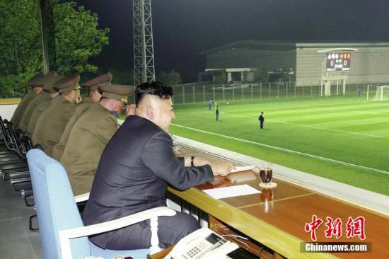 資料圖:今年5月,金正恩觀(guān)看體育賽事。