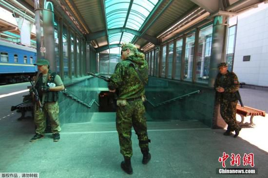 烏克蘭政府軍和民間武裝在頓涅茨克機(jī)場火車站附近發(fā)生激烈交火,火車站附近街道受到炮彈猛烈襲擊。