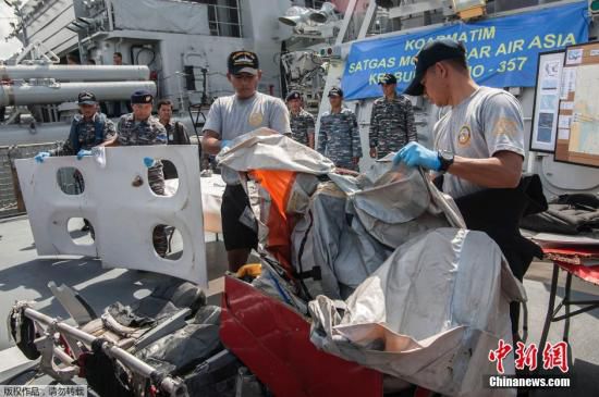 　當?shù)貢r間2015年1月5日，印尼泗水，印尼海軍展示從爪哇海中打撈到的亞航失事客機殘骸與遇難者的遺物