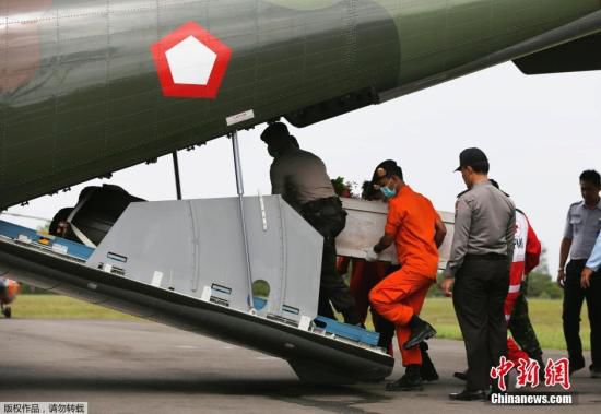 印尼繼續(xù)搜尋亞航客機罹難者 又發(fā)現6具遺體