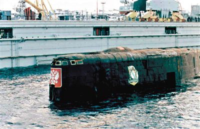 2001年，與失火核潛艇屬于同一級的“庫爾斯克”核潛艇時隔14個月被打撈出海。