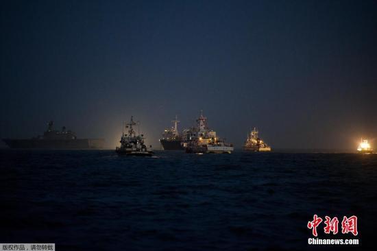 當?shù)貢r間2014年4月24日，搜救人員在全羅南道珍島郡海域24小時不分晝夜的搜尋沉船事故失蹤者。