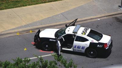 被槍手擊中的警車。新華社發(fā)