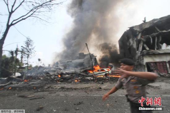 當?shù)貢r間6月30日，印尼棉蘭，印尼一架軍用運輸機起飛不久后在居民區(qū)墜毀，機體爆炸燃成火球。