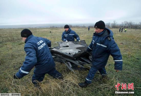 當?shù)貢r間2014年11月16日，烏克蘭頓涅茨克地區(qū)，墜毀MH17飛機殘骸收集工作進行中。