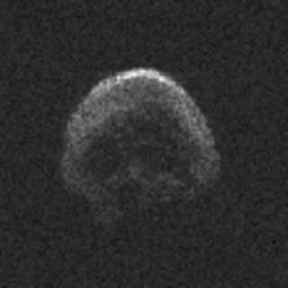 這顆彗星外形酷似骷髏頭，表面甚至可分出眼鼻。