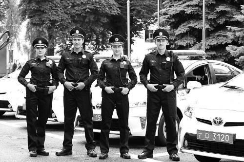 烏克蘭新警察在警車旁帥氣亮相。