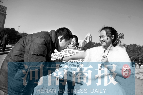 　一名男士上前，準備親吻女孩的手