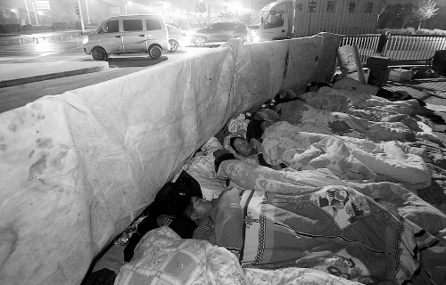 在寒冷的冬夜，為了能省點錢，方便接活，民工們?nèi)运跇蛳隆? complete=