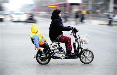 昨日下午，隴海西路桐柏路口，紅燈亮起的瞬間一輛電動車闖過路口。