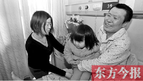 李剛患骨肉瘤急需手術，最放心不下的就是他的妻子、女兒
