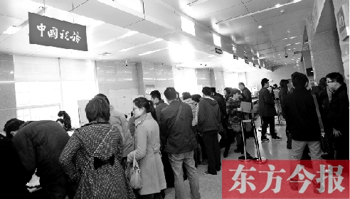 　昨天，在鄭州市房管局辦稅柜臺(tái)，迎來絡(luò)繹不絕辦理業(yè)務(wù)的市民