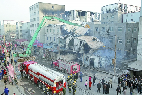 風助火勢，6座相鄰的居民樓加建的板房樓陸續(xù)被大火引燃。