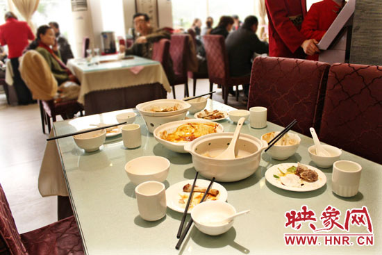3月22日，阿五美食英協(xié)路店幾位顧客用完餐后，盤子里的食物所剩無幾。