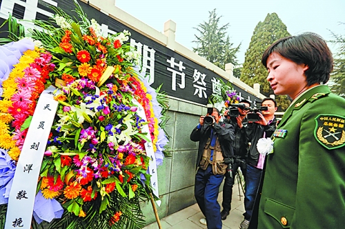 　　4月4日,我國(guó)首位女航天員劉洋來到林州市烈士陵園。在烈士紀(jì)念碑前,劉洋和眾人一起列隊(duì)肅立默哀致敬