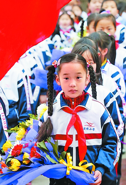 　4月4日,許多小學(xué)生來到新縣鄂豫皖革命烈士紀(jì)念館為烈士掃墓。記者　王天定　攝