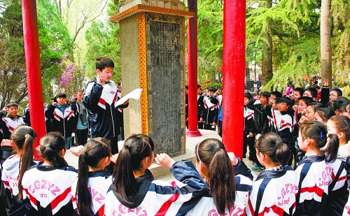 　　4月3日,宜陽(yáng)縣1000余名師生通過獻(xiàn)花、宣誓、掃墓、讀祭文等形式緬懷革命先烈。 田義偉 攝