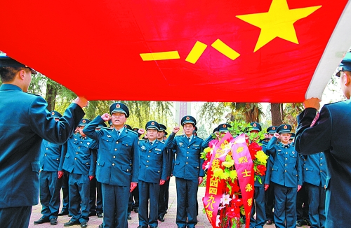 　　“我宣誓:保衛(wèi)祖國(guó)藍(lán)天不受侵犯!”4月3日,濟(jì)空某部的官兵來到內(nèi)鄉(xiāng)縣烈士陵園掃墓,通過敬獻(xiàn)花籃、
