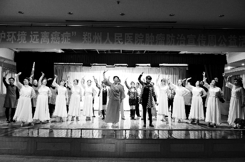 昨日，鄭州人民醫(yī)院舉辦了一臺(tái)特殊的晚會(huì)，表演的和看表演的大都是癌癥患者 河南商報(bào)記者 王春勝/攝　
