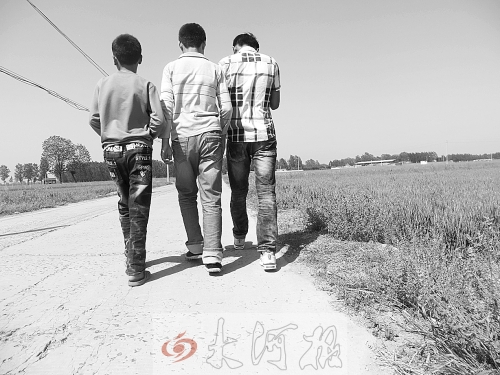 親眼目睹小伙伴在自己面前慘遭橫禍,三個(gè)孩子變得異常沉默。
