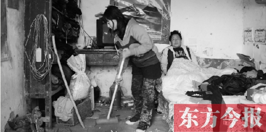 　寧陵縣趙村鄉(xiāng)大楊莊村，16歲的王香浦在打掃家里的衛(wèi)生，床上躺著她的爸爸　
