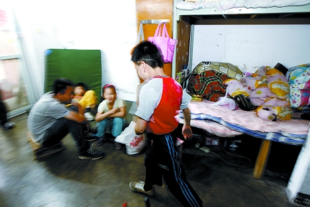 孩子們住在這里，沒有上學(xué)，大部分時(shí)間是練功，出去表演