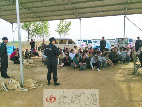 民警突襲賭場(chǎng)，64名涉案人員全部落網(wǎng)。