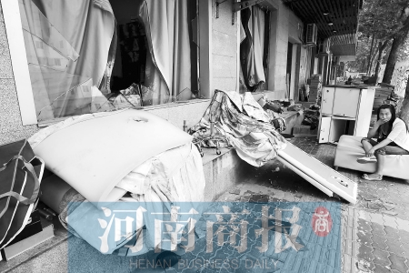 　多間臨街商鋪夜間被砸，店里的沙發(fā)、貨品等被搬到了戶外  侯建勛/攝