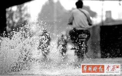航海路鐵路立交橋下，一個(gè)窨井冒出半米多高的“噴泉” 鄭州晚報(bào)記者 馬健 圖