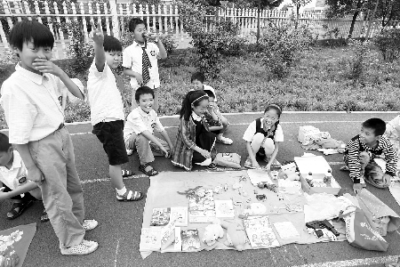 小學(xué)生當(dāng)?shù)財(cái)偫习?，擺起攤來也很專業(yè)