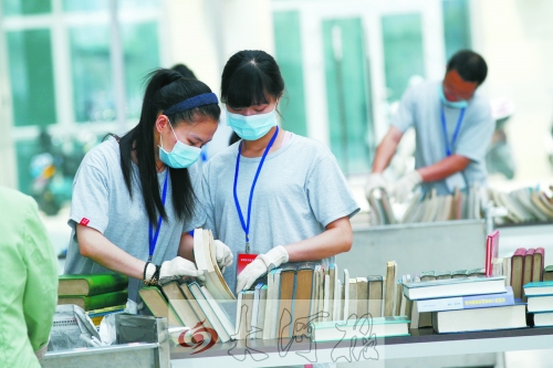 工作人員正在忙著整理書籍,逐一登記、歸類。