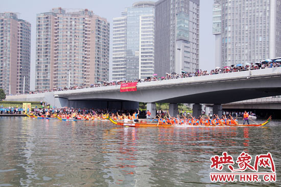 6月11日，2013中華軒轅龍舟大賽，在鄭州東區(qū)的如意湖舉行。